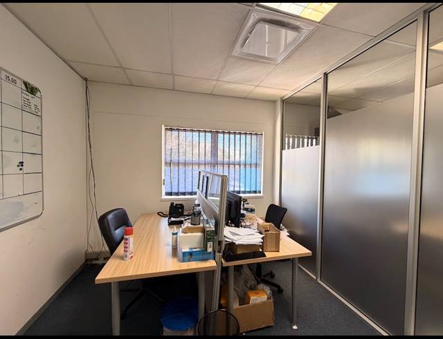 180M² OFFICE RENTED IN EDGEMOUNT ESTATE